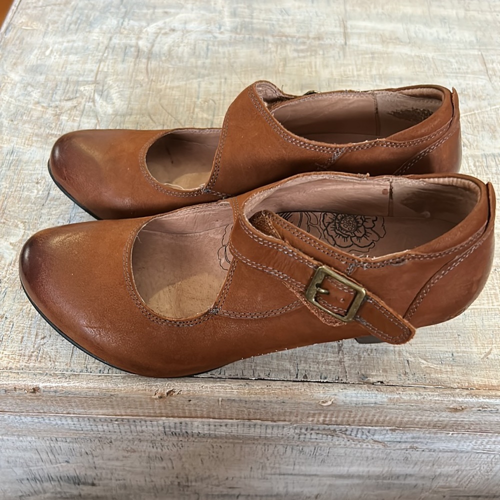 Taos Footwear Tan Mary Jane Heels - Picture 2 of 7